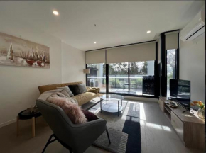 New Oakleigh Stylish 2B2B Townhouse With Beautiful View 03